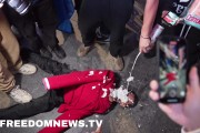 疯了！纽约球迷毁坏吹杨头像玩偶撕毁步行者球衣 最终被警察驱逐